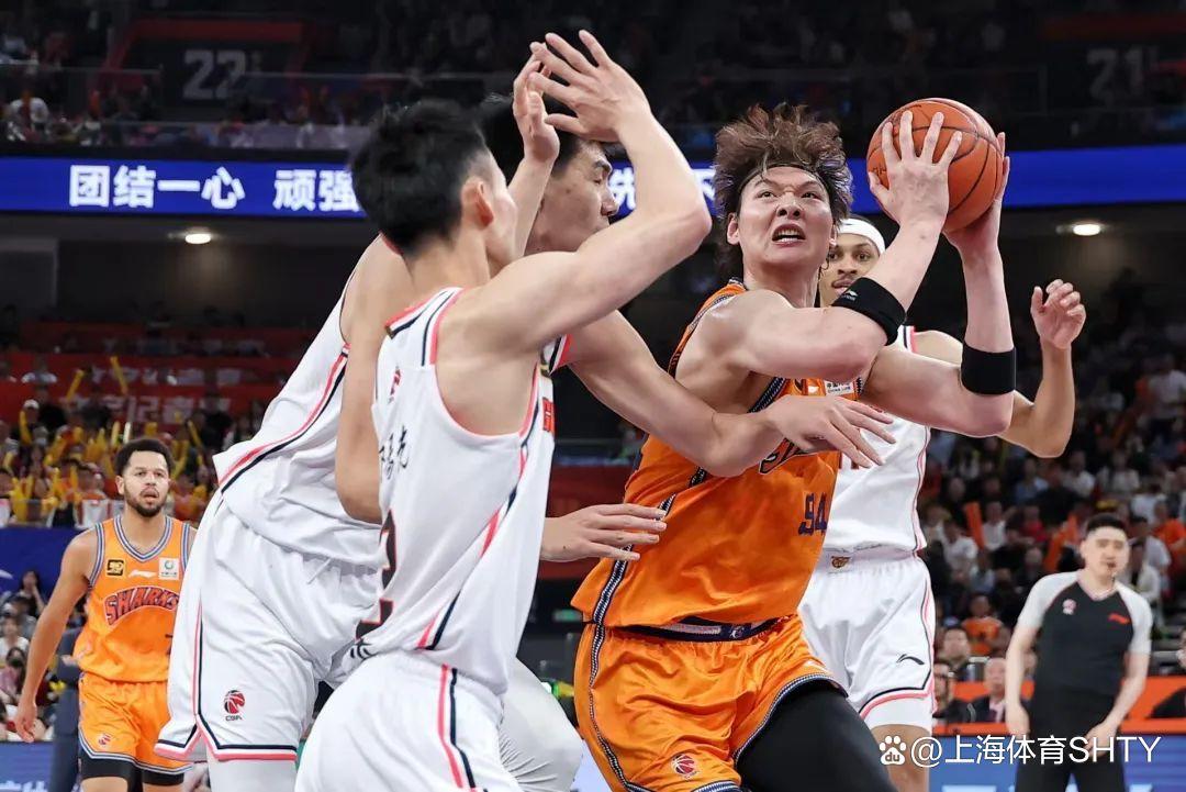 28圈体育-关于国际比赛日突围战来临，上海久事围绕CBA季后赛更衣室发声，底气十足，年轻球员得到机会的信息