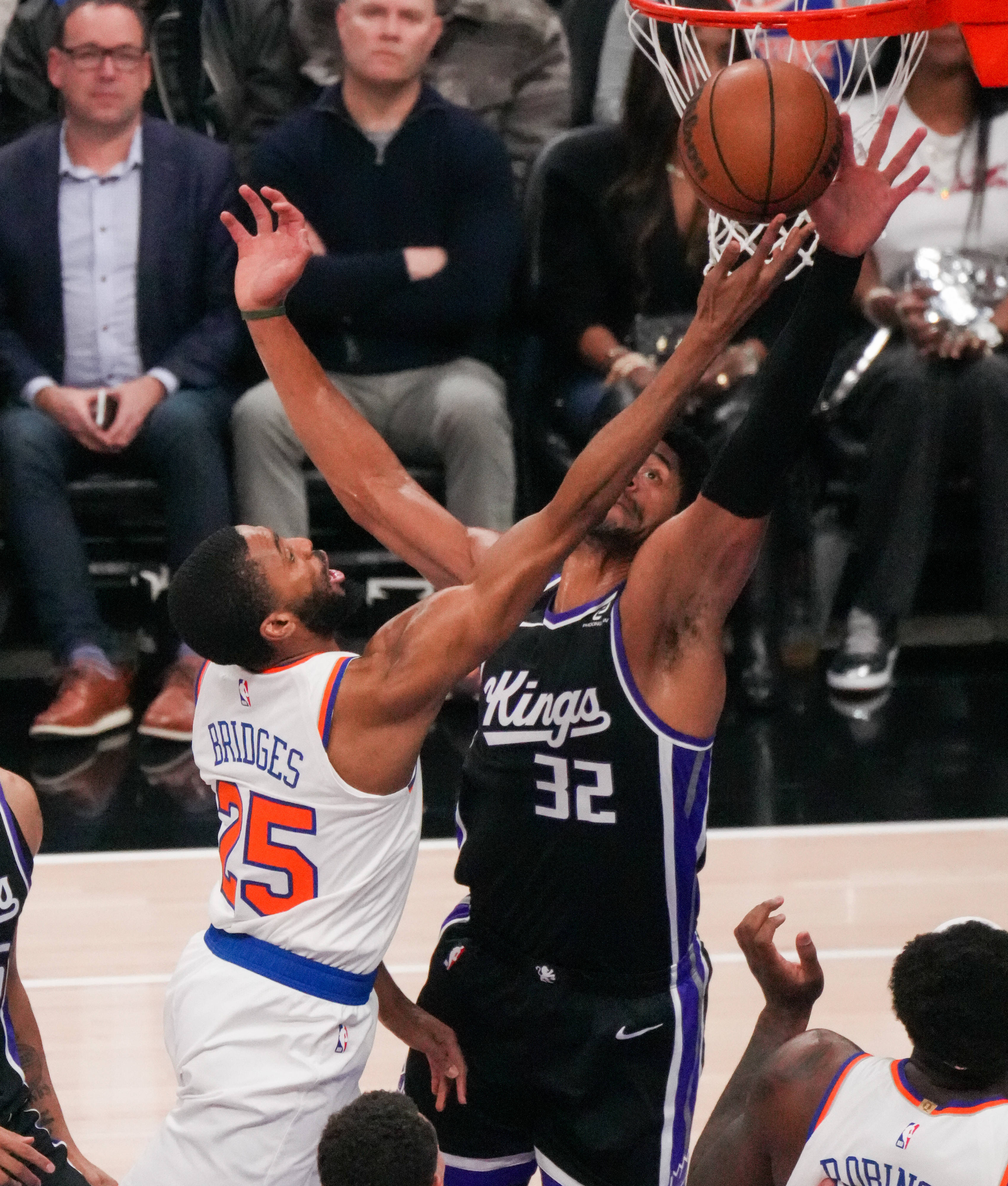 28圈-包含今晚纽约尼克斯备战NBA季后赛；更衣室发声细节曝光；质疑声仍在；轮换策略成焦点的词条