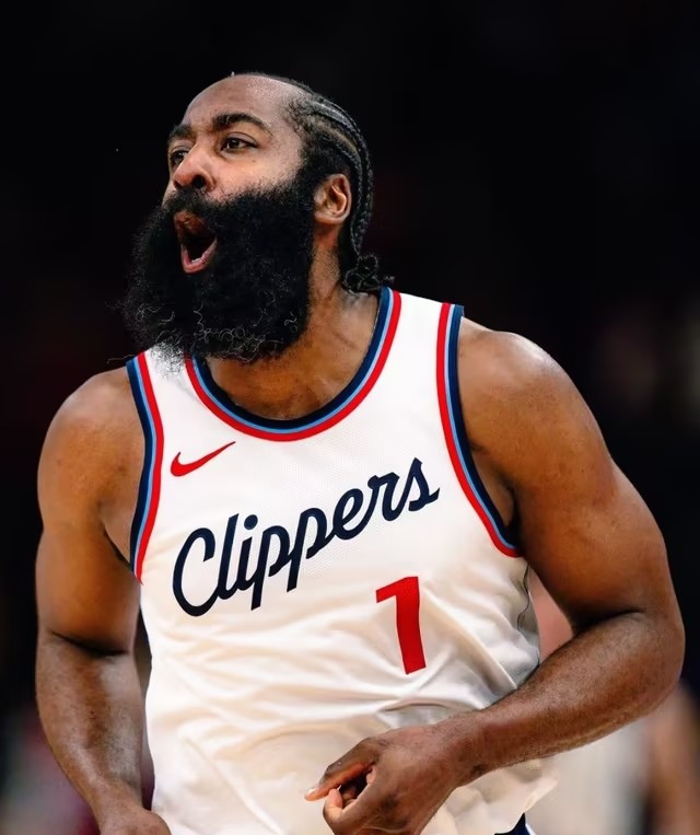 28圈体育-哈登回归赛场，出色防守首场状态亮眼，快船观众沸腾！的简单介绍